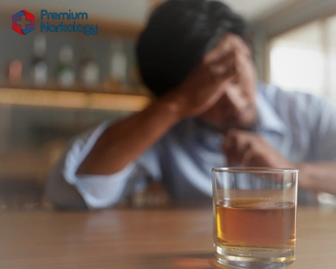 пьющий мужчина